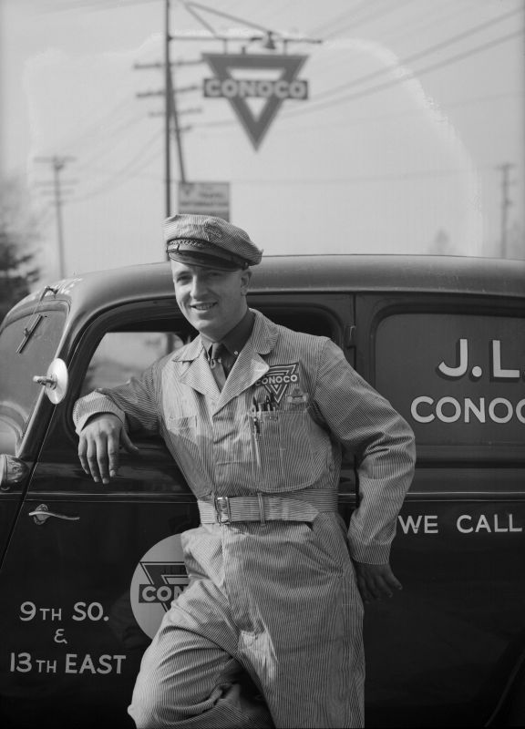 Attendant_at_Station_at_13th_S_9th_E_Nov_1936 (1).jpg