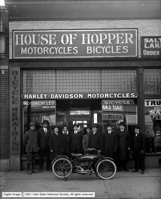 House_of_Hopper_Group_in_Front_of_Store (1).jpg