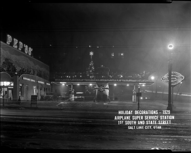 Superior_Gas_Oil_Co_Airplane_Service_Station_at_Night_Holiday_Decorations (1).jpg